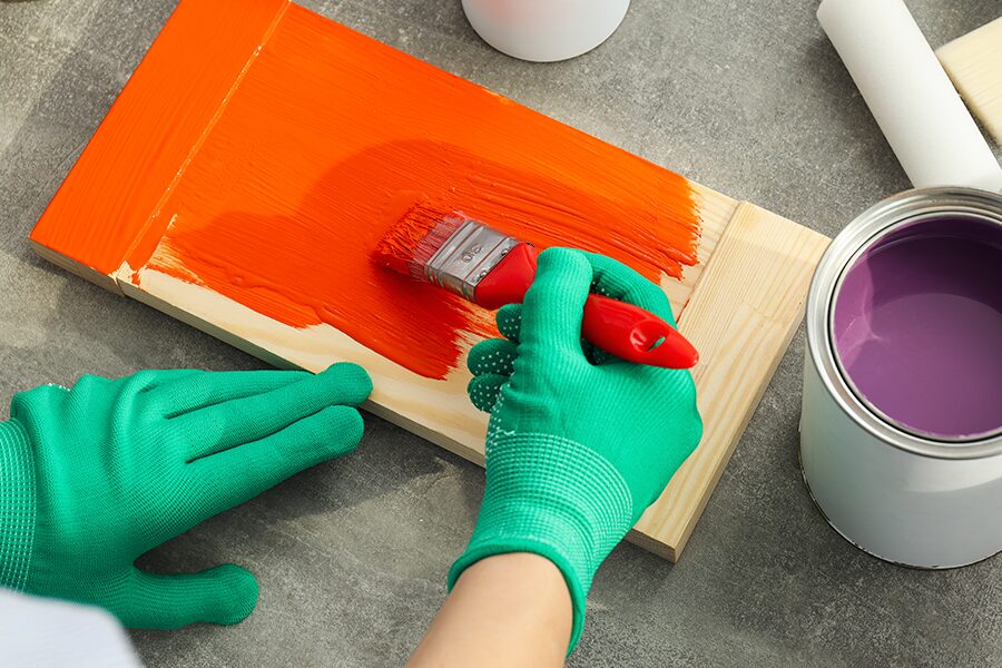 Pintar un piso en Bilbao con la casa amueblada: qué se puede hacer y qué no