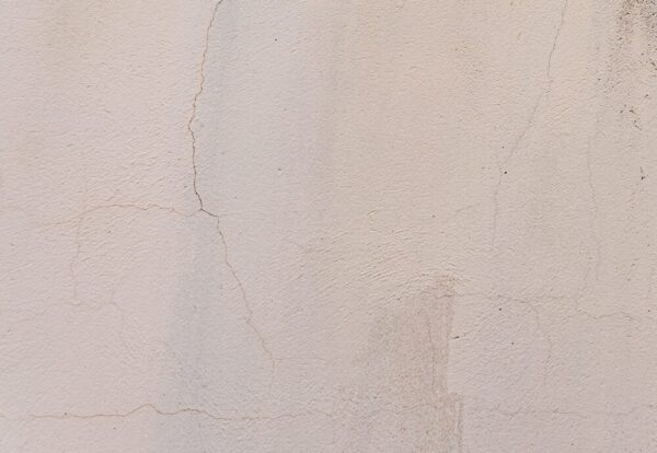 Pared recién pintada con marcas de roce visibles en una zona de paso