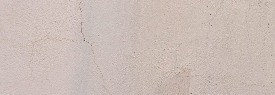 Pared recién pintada con marcas de roce visibles en una zona de paso