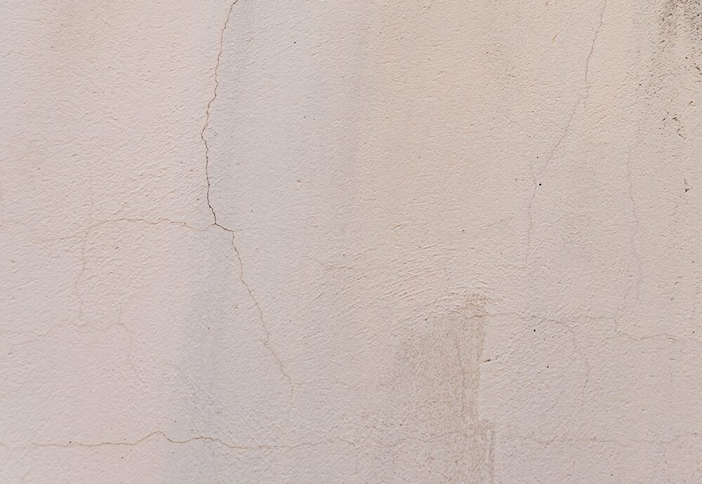 Pared recién pintada con marcas de roce visibles en una zona de paso