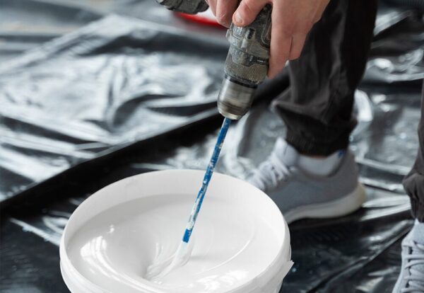 Oficina renovada con pintura interior limpia y colores profesionales