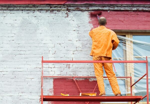 Paredes amarillentas en una vivienda antes de pintar con preparación previa en Bilbao