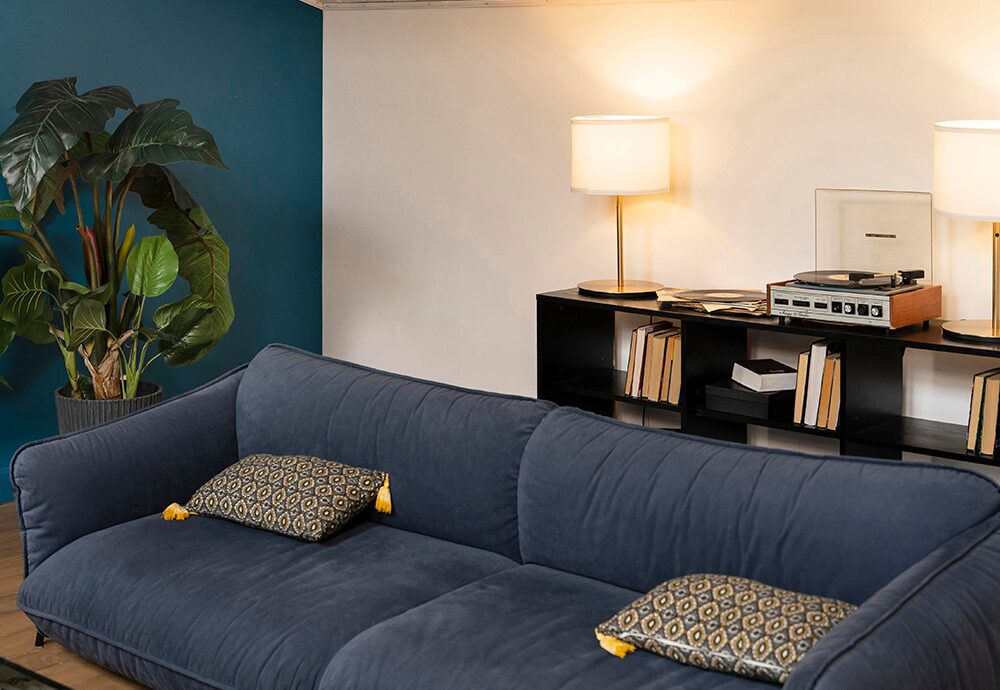 Pintar un salón sin cambiar muebles con colores claros y acabado mate en una vivienda de Bilbao