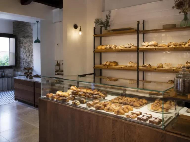 Detalle relacionado con Pintar bares y cafeterías: qué zonas suelen exigir más preparación