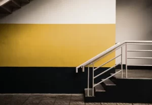 ¿Qué se pinta primero, techos o paredes? Cómo se organiza un trabajo interior. Fotografía relacionada con pintura de viviendas e interiores