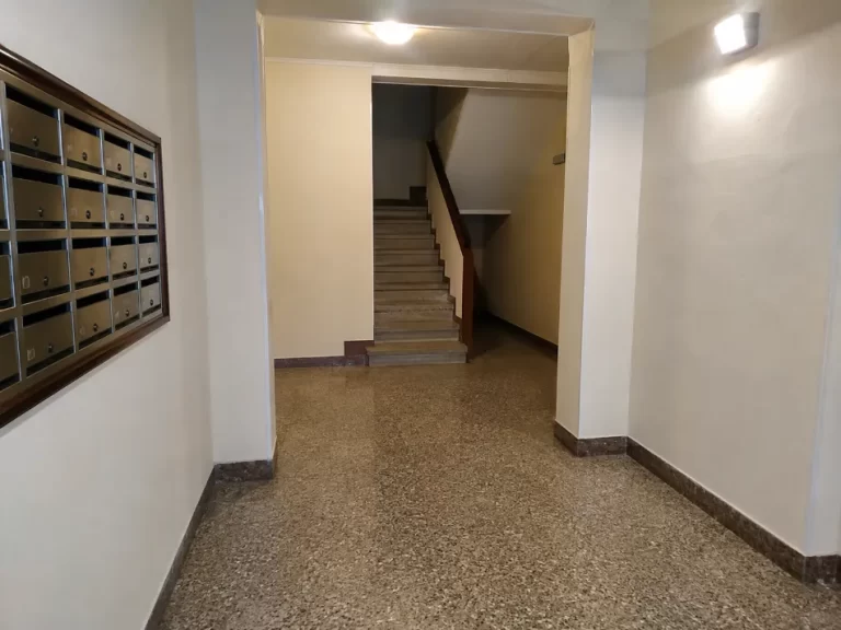 Detalle relacionado con Pintar un portal: qué zonas sufren más y cómo prepararlas