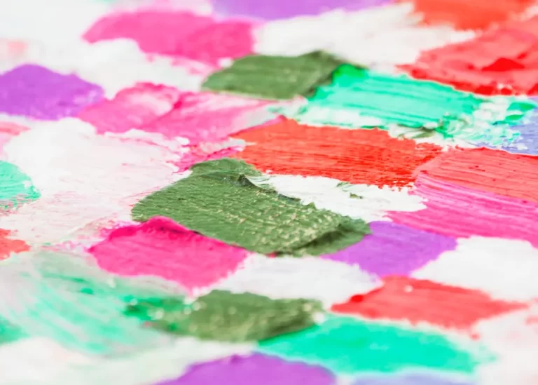 Detalle relacionado con Pintura decorativa en locales: dónde aporta identidad y dónde puede cansar